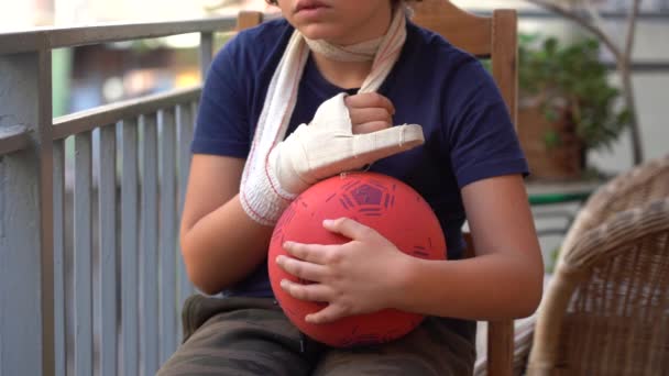 男婴8岁的时候 右手的手指被压断了 为了治疗骨折 他用的是坚硬的石膏绷带 典型的童年受伤后 公寓里的生活方式 — 图库视频影像