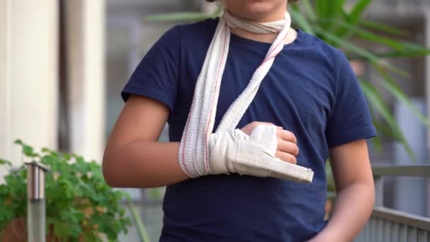 男婴8岁的时候 右手的手指被压断了 为了治疗骨折 他用的是坚硬的石膏绷带 典型的童年受伤后 公寓里的生活方式 — 图库视频影像