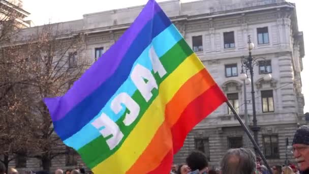 ヨーロッパ イタリア ミラノ2023抗議集会Lgbtの虹の家族は 性別の権利と平等 新しい法律を確認するためにペンを手にした人々 ゲイカップルの子供の認識をサポートしています — ストック動画
