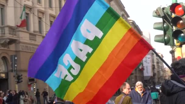 意大利 米兰2023抗议男女同性恋 双性恋和变性者彩虹家庭联合起来 支持孩子们承认同性恋夫妇 性别权利和平等 手中拿着笔的人制定新的法律 — 图库视频影像