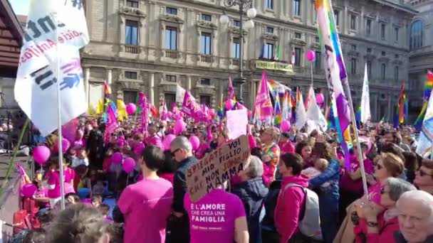 意大利 米兰2023抗议男女同性恋 双性恋和变性者彩虹家庭联合起来 支持孩子们承认同性恋夫妇 性别权利和平等 手中拿着笔的人制定新的法律 — 图库视频影像