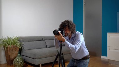 Gayrimenkul fotoğrafçısı, profesyonel kamerayla evde fotoğraf ve video çekiyor. Emlak acentasıyla ev satıyor ve ev dekorasyonu yapıyor. 