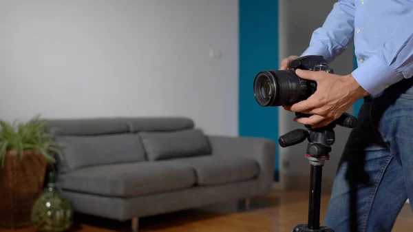 房地产摄影师在公寓客厅的房子里用专业相机拍照和录像 与房地产经纪人一起出售房屋 并在家里布置室内设计 — 图库照片