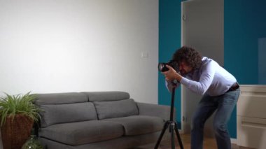 Gayrimenkul fotoğrafçısı, profesyonel kamerayla evde fotoğraf ve video çekiyor. Emlak acentasıyla ev satıyor ve ev dekorasyonu yapıyor.