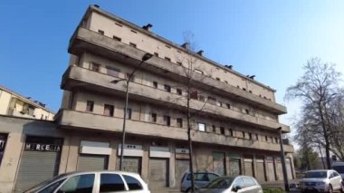 Avrupa, İtalya, Milan 2023 - Giambellino bölgesindeki konut ve sosyal koşulları iyileştirmek için yeniden yapılanma çalışmaları ile Milano 'nun yoksul banliyöleri - çevresel bozulma ve yenilenecek binalar