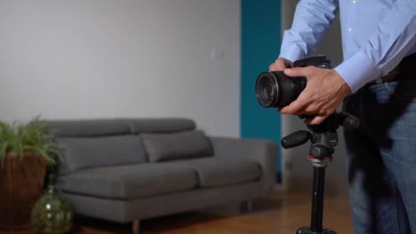 房地产摄影师在公寓客厅的房子里用专业相机拍照和录像 与房地产经纪人一起出售房屋 并在家里布置室内设计 — 图库视频影像