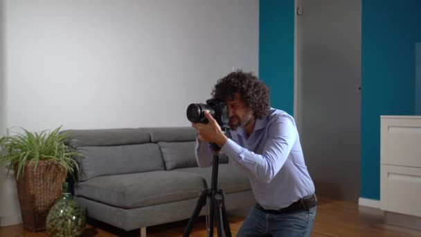 Immobilienfotograf Der Mit Professioneller Kamera Bilder Und Videos Haus Wohnzimmer — Stockvideo