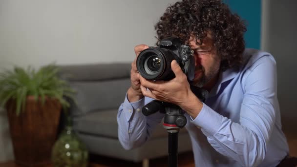 Ακίνητα Φωτογράφος Λήψη Φωτογραφιών Και Βίντεο Στο Σπίτι Στο Σαλόνι — Αρχείο Βίντεο