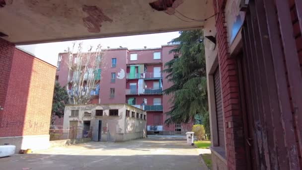 ヨーロッパ イタリア ミラノ2023 Giambelino地区の住宅や社会情勢を改善するための再開発作業でミラノの貧しい郊外 環境劣化や建物を改装 — ストック動画