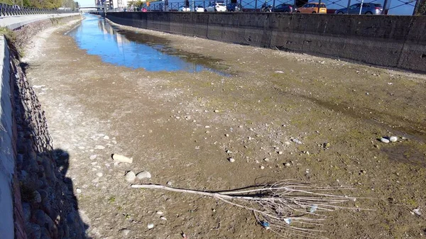 イタリア ミラノ2023 乾燥した川を歩く男ナヴィリ運河川の干ばつと乾燥度のドローンの空中ビュー 水の緊急性と水消費量の減少 気候変動 地球温暖化 — ストック写真