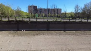 İtalya, Milan 2023 - Navigli Kanal Nehri 'ndeki kuraklık ve kuraklığın insansız hava görüntüsü - su acil durumu ve su tüketiminin azaltılması - İklim değişikliği küresel ısınma