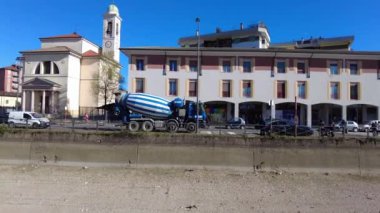 İtalya, Milan 2023 - Navigli Kanal Nehri 'ndeki kuraklık ve kuraklığın insansız hava görüntüsü - su acil durumu ve su tüketiminin azaltılması - İklim değişikliği küresel ısınma