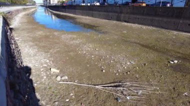 İtalya, Milan 2023 - Navigli Kanal Nehri 'ndeki kuraklık ve kuraklığın insansız hava görüntüsü - su acil durumu ve su tüketiminin azaltılması - İklim değişikliği küresel ısınma