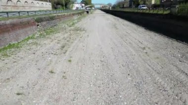 İtalya, Milan 2023 - Navigli Kanal Nehri 'ndeki kuraklık ve kuraklığın insansız hava görüntüsü - su acil durumu ve su tüketiminin azaltılması - İklim değişikliği küresel ısınma