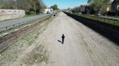 İtalya, Milan 2023 - Navigli Kanal Nehri 'ndeki kuraklık ve kuraklığın insansız hava görüntüsü - su acil durumu ve su tüketiminin azaltılması - İklim değişikliği küresel ısınma