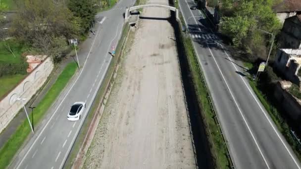 イタリア ミラノ2023 ナヴィリ運河川の干ばつと乾燥のドローン航空ビュー 水の緊急性と水消費量の削減 気候変動 地球温暖化 — ストック動画