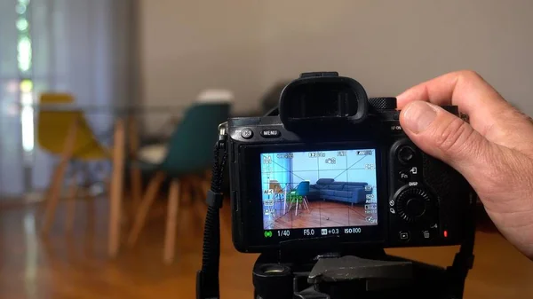 Ingatlanfotós Fényképez Videózik Házban Apartmanban Nappali Professzionális Fényképezőgéppel Eladás Otthon — Stock Fotó