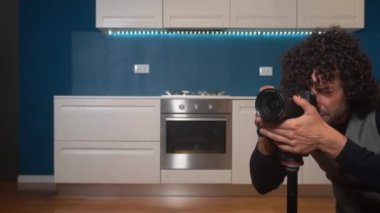 Milan - Fotoğrafçı gayrimenkul - satılık evlerin içeriklerinin videoları ve fotoğrafları - mutfak ve oturma odası mavi duvarda sahnelenen ev - evde çekilen profesyonel fotoğraflar