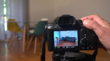 Milan - Fotoğrafçı gayrimenkul - satılık evlerin içeriklerinin videoları ve fotoğrafları - mutfak ve oturma odası mavi duvarda sahnelenen ev - evde çekilen profesyonel fotoğraflar