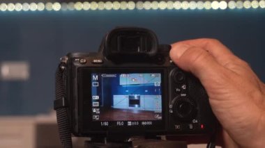 Milan - Fotoğrafçı gayrimenkul - satılık evlerin içeriklerinin videoları ve fotoğrafları - mutfak ve oturma odası mavi duvarda sahnelenen ev - evde çekilen profesyonel fotoğraflar