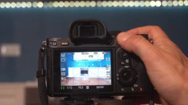 Milan - Fotoğrafçı gayrimenkul - satılık evlerin içeriklerinin videoları ve fotoğrafları - mutfak ve oturma odası mavi duvarda sahnelenen ev - evde çekilen profesyonel fotoğraflar