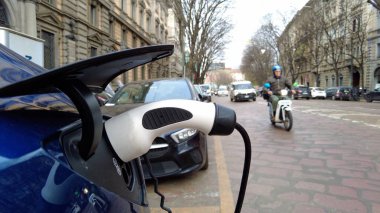 Avrupa, İtalya, Milan 2023 - Şarj istasyonu modern elektrikli otomobil - AB, 2035 yılından beri kirletici benzin ve dizel motorlu otomobillerin satışını yasakladı - sürdürülebilir hareketlilik ve yeşil ekonomi