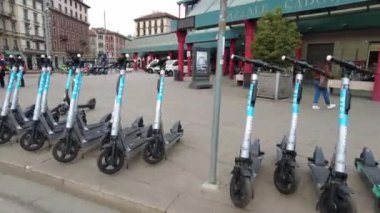 Avrupa, İtalya, Milan 2023 - şehir merkezinde araba trafiğine yakın bisiklet ve elektrikli scooterlar için bisiklet yolu, sürdürülebilir hareketlilik ve yeşil devrim - çevre dostu elektrik hareketliliği - Viale Papiniano