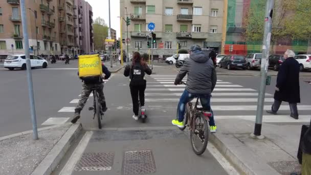 Европа Италия Милан 2023 Велодорожка Велосипедов Электроскутеров Центре Города Рядом — стоковое видео