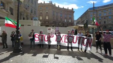 Avrupa, İtalya, Milan 2023 - İran halkının İran 'da şiddete ve idama karşı bir protestosu - İran hükümetine kadın özgürlüğünü destekleyen bir mesaj