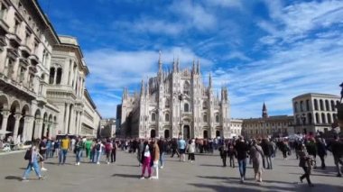 Avrupa, İtalya, Milano 2023 - turistler ve kalabalık şehir merkezini ziyaret ediyor - bisikletle şehri geziyorlar - güneşli bir günde Duomo Katedrali ve Vittorio Emanuele Galerisi