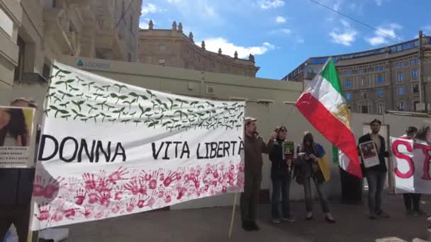 Europa Italia Milán 2023 Una Protesta Del Pueblo Iraní Contra — Vídeo de stock
