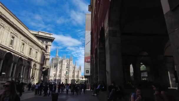 ヨーロッパ イタリア ミラノ2023 観光客や観光客がダウンタウンを訪れる 自転車で観光を楽しむ ドゥオーモ大聖堂とヴィットリオ エマヌエーレ ギャラリー晴れた日に — ストック動画