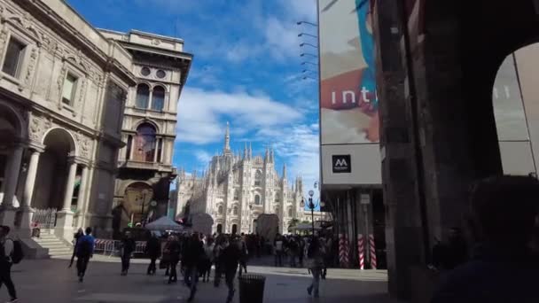 Европа Италия Милан 2023 Туристы Толпы Людей Посещают Центр Города — стоковое видео