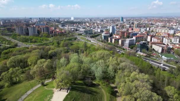 意大利米兰2023号 从市中心的圣西罗山俯瞰城市景观 从公园的自然景观看城市景观 旅游景点 — 图库视频影像