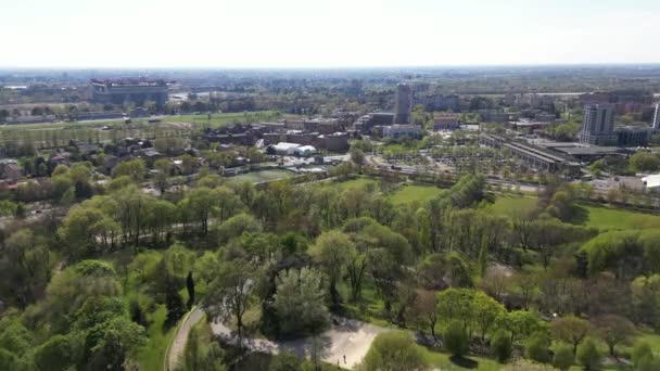 意大利米兰2023号 从圣西罗市市中心的蒙塔格尼塔 圣西罗俯瞰的无人驾驶飞机 圣西罗市体育场 以及可能建造新体育场的大绿地 拉莫拉地区 — 图库视频影像