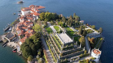 İtalya - Isola Madre, Isola Bella e Isola dei Pescatori, Stresa Arona Gölü Maggiore 'daki üç Borromeo Adası - İnanılmaz bahçe ve saray - turizm merkezi