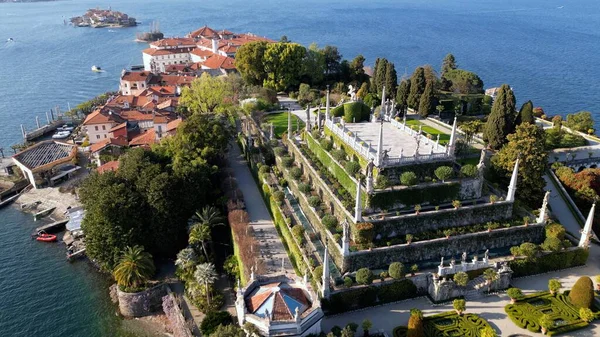 İtalya - Isola Madre, Isola Bella e Isola dei Pescatori, Stresa Arona Gölü Maggiore 'daki üç Borromeo Adası - İnanılmaz bahçe ve saray - turizm merkezi