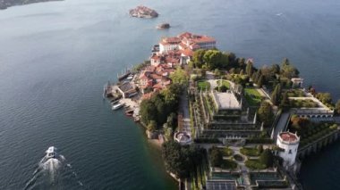 İtalya - Isola Madre, Isola Bella e Isola dei Pescatori, Stresa Arona Gölü Maggiore 'daki üç Borromeo Adası - İnanılmaz bahçe ve saray - turizm merkezi