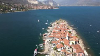 İtalya - Isola Madre, Isola Bella e Isola dei Pescatori, Stresa Arona Gölü Maggiore 'daki Borromeo Adaları' nın insansız hava aracı görüntüsü - turizm merkezi