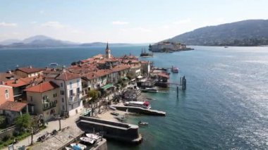 İtalya - Isola Madre, Isola Bella e Isola dei Pescatori, Stresa Arona Gölü Maggiore 'daki Borromeo Adaları' nın insansız hava aracı görüntüsü - turizm merkezi