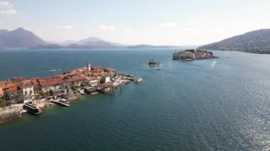 İtalya - Isola Madre, Isola Bella e Isola dei Pescatori, Stresa Arona Gölü Maggiore 'daki Borromeo Adaları' nın insansız hava aracı görüntüsü - turizm merkezi