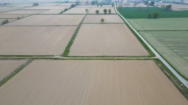 Avrupa, İtalya, Milano - Lombardiya 'da su ve kuraklık, ekili tarlaların sulanması için su eksikliği - susuz pirinç tarlalarının insansız hava aracı görüntüsü - tarım ve kuru arazi