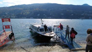 İtalya 2023 - Isola Madre, Isola Bella e Isola dei Pescatori, Stresa Arona Gölü Maggiore 'daki Borromeo Adaları - turistik eğlence merkezi, turist taşımak için vapur