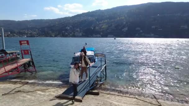 이탈리아 2023 아로나 호수에 보로메오 제도의 관광객 수송을 여객선 — 비디오
