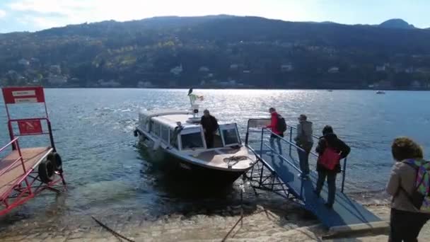 이탈리아 2023 아로나 호수에 보로메오 제도의 관광객 수송을 여객선 — 비디오