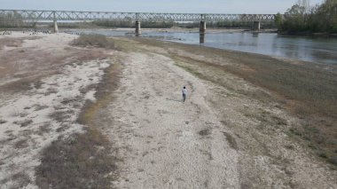 Avrupa, İtalya, Pavia Kuraklık, ve kuraklık nehri - Po ve Ticino, kuru kumsal ve su kıtlığı, Lombardy 'de su sıkıntısı - Ponte della Becca' da insansız hava aracı manzarası - Küresel ısınma değişimi