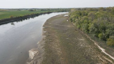 Avrupa, İtalya, Pavia Kuraklık, ve kuraklık nehri - Po ve Ticino, kuru kumsal ve su kıtlığı, Lombardy 'de su sıkıntısı - Ponte della Becca' da insansız hava aracı manzarası - Küresel ısınma değişimi