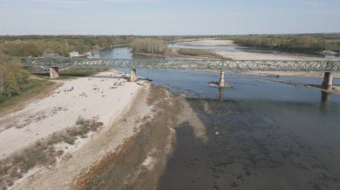 Avrupa, İtalya, Pavia Kuraklık, ve kuraklık nehri - Po ve Ticino, kuru kumsal ve su kıtlığı, Lombardy 'de su sıkıntısı - Ponte della Becca' da insansız hava aracı manzarası - Küresel ısınma değişimi