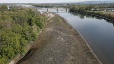 Avrupa, İtalya, Pavia Kuraklık, ve kuraklık nehri - Po ve Ticino, kuru kumsal ve su kıtlığı, Lombardy 'de su sıkıntısı - Ponte della Becca' da insansız hava aracı manzarası - Küresel ısınma değişimi