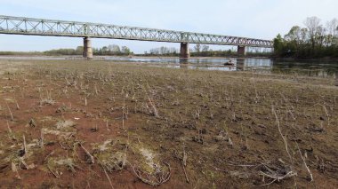Avrupa, İtalya, Pavia Kuraklık, ve kuraklık nehri - Po ve Ticino, kuru kumsal ve su kıtlığı, Lombardy 'de su sıkıntısı - Ponte della Becca' da insansız hava aracı manzarası - Küresel ısınma değişimi